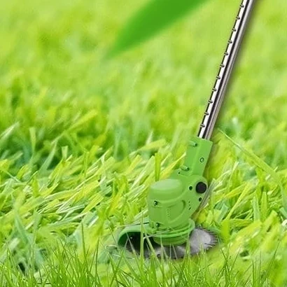Capul de tăiere al trimmerului, în iarbă